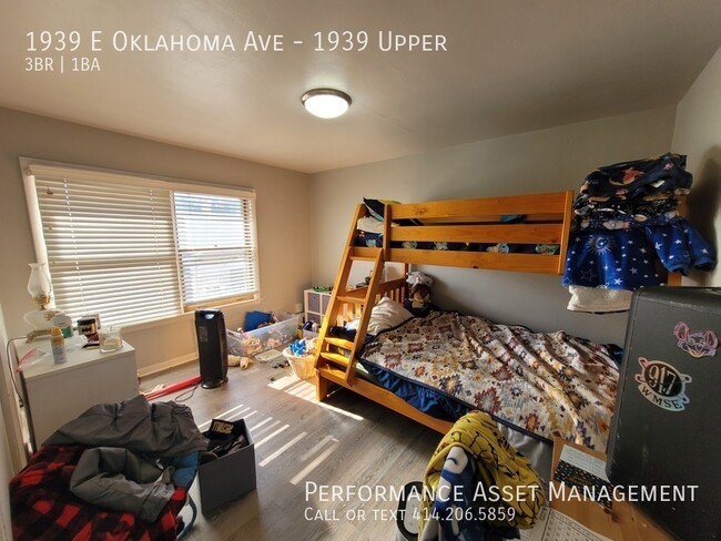 Building Photo - Bright 3-Bed Upper Unit with High Ceilings...