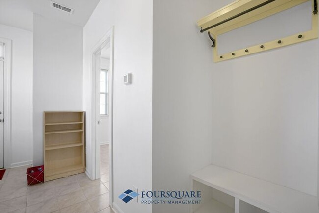 Foto del edificio - End Unit Townhome | 1st Floor Bedroom W/ F...