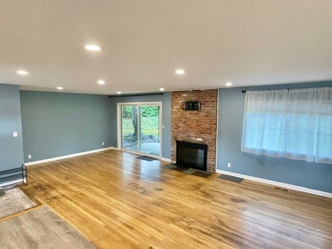 Foto del edificio - 3 Bedroom 1.5 baths! Walker & Cedar Hills ...