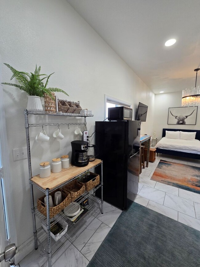 Building Photo - Fully Furnished Studio Near Hammond Trail ...