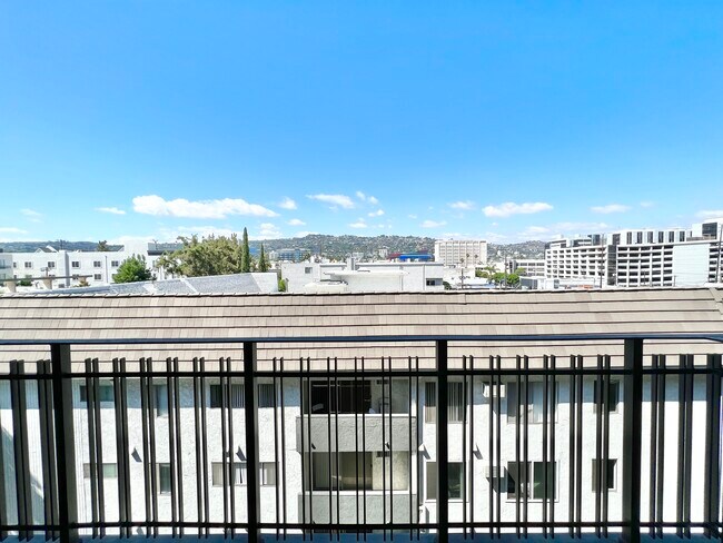 Building Photo - 8811 Burton Way West Hollywood, CA 90048