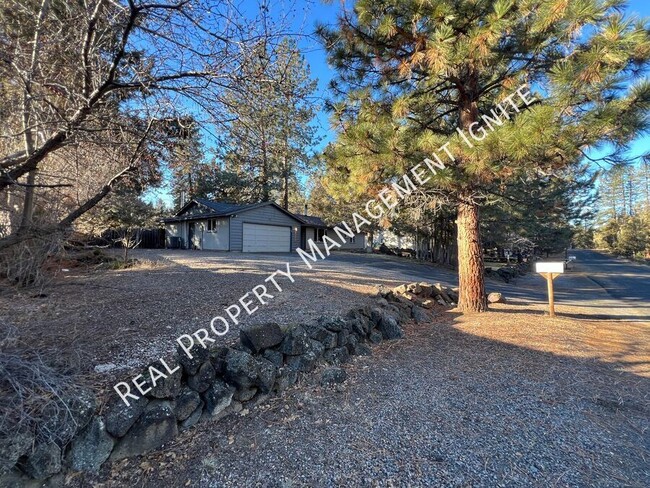 Building Photo - Extremely Clean Single Level Home On Large...