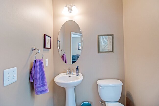 Foto del edificio - Beautiful 4-Bed, 3.5-Bath End Unit Townhom...