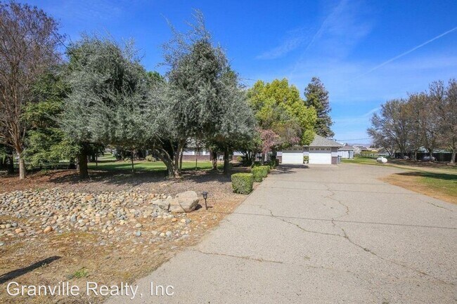 Building Photo - 4 br, 2.5 bath House - 2743 Nees
