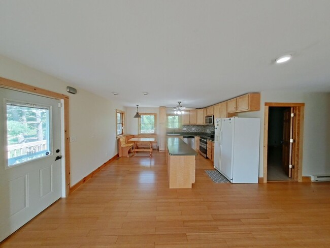Building Photo - 3 Bedroom Home in Halifax!
