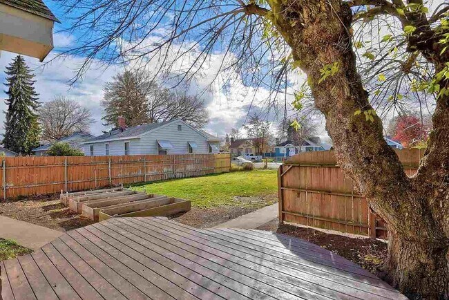 Building Photo - Charming Bungalow!