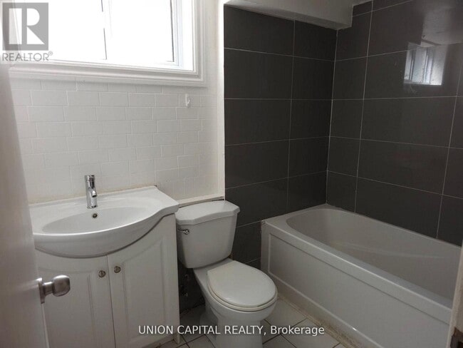 Building Photo - 6 Galewood Dr