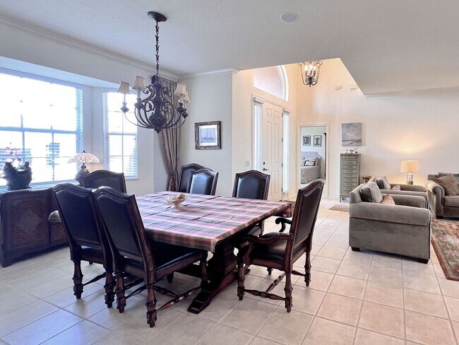 Foto del edificio - Lakefront 3-Bedroom, 2-Bathroom Home in La...