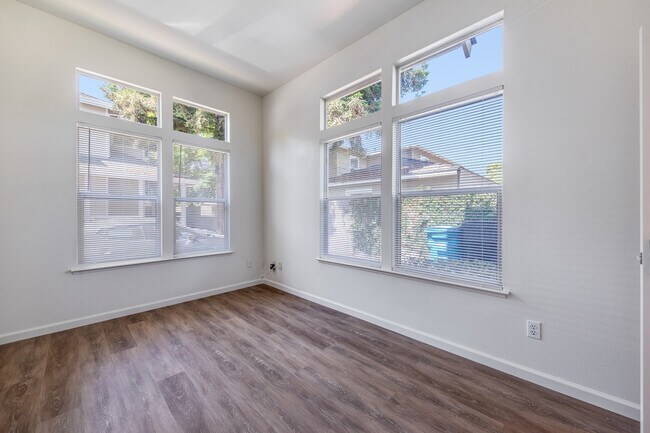 Building Photo - 714 Varsi Pl