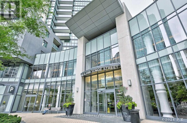 Photo du bâtiment - 5162-5162 Yonge St