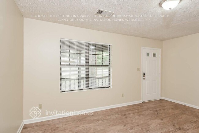 Foto del edificio - 113 Stillwater Rd