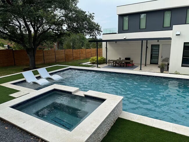 Foto del edificio - 2109 Barton Hills Dr