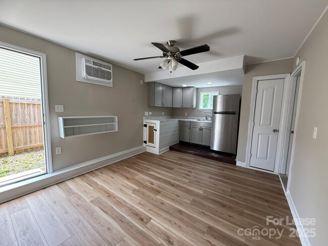 Building Photo - 431 Kingville Dr