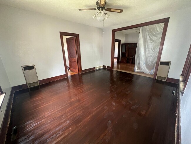 Foto del edificio - 414 W 11th- 4 bedroom house with a garage