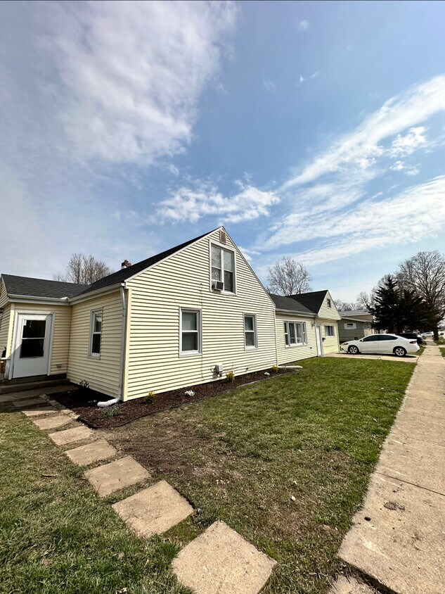 Foto principal - 215 Hessel Blvd