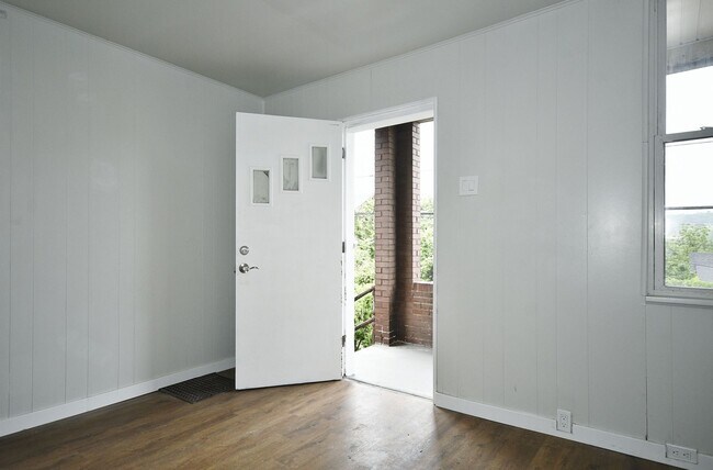 Building Photo - 2 Bed 1 Bath House for Rent Featuring New ...