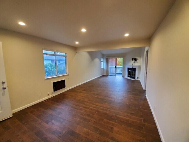 Building Photo - 1592 Four Oaks Cir