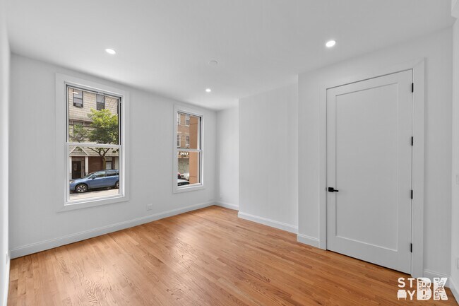 Foto del edificio - 275 Nassau Ave