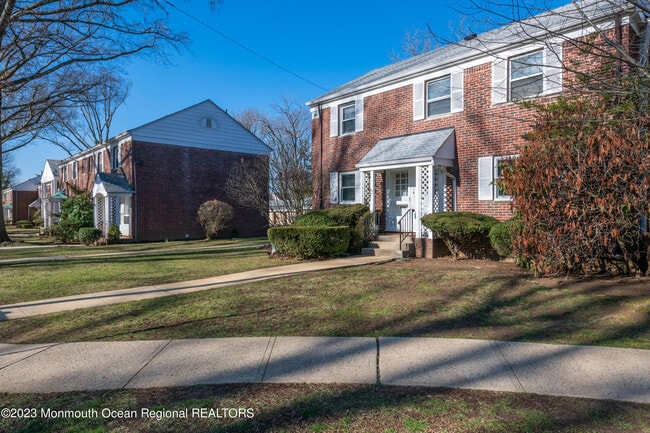 Building Photo - 19 Manor Dr
