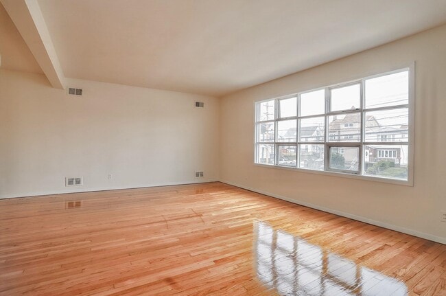 Building Photo - 502 Ave E
