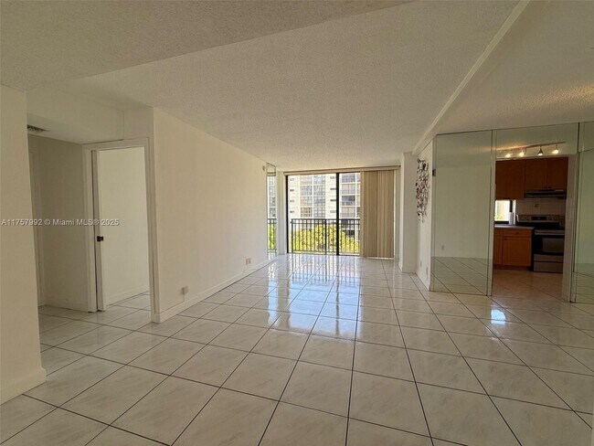 Foto del edificio - 17011 N Bay Rd