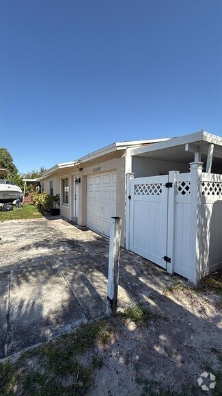 Building Photo - 4764 SW 12th St