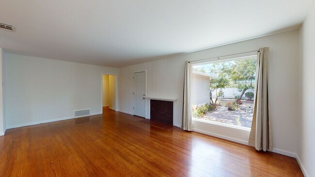 Foto del edificio - Updated 3 bedroom home, backyard, washer/d...