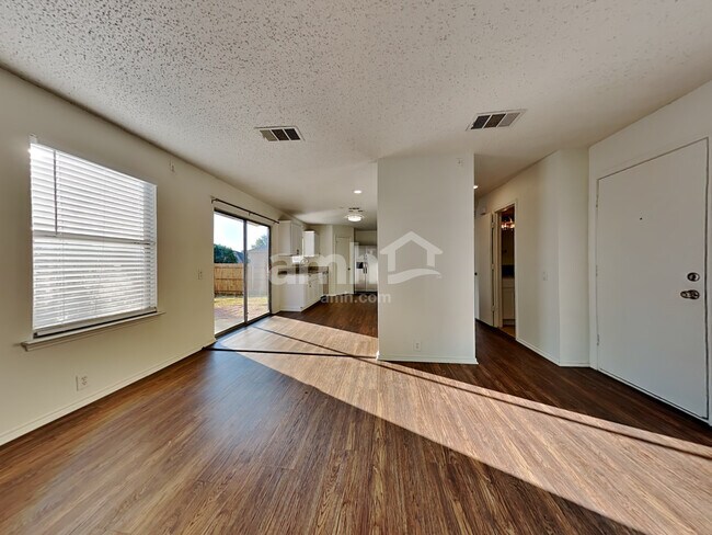 Foto del edificio - 6735 Ambercrest Dr