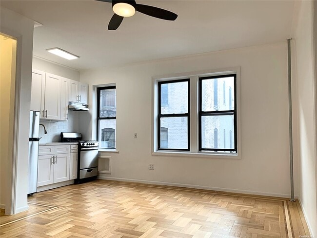 Building Photo - 31-18 Crescent St