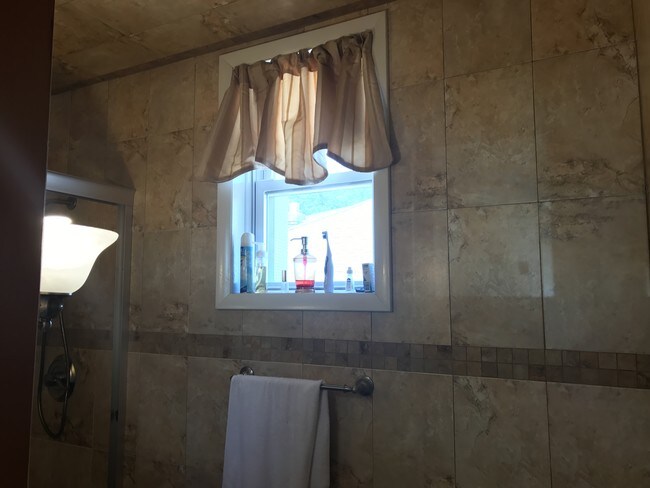 Level 2 Bath - 352 Parkinson Ave