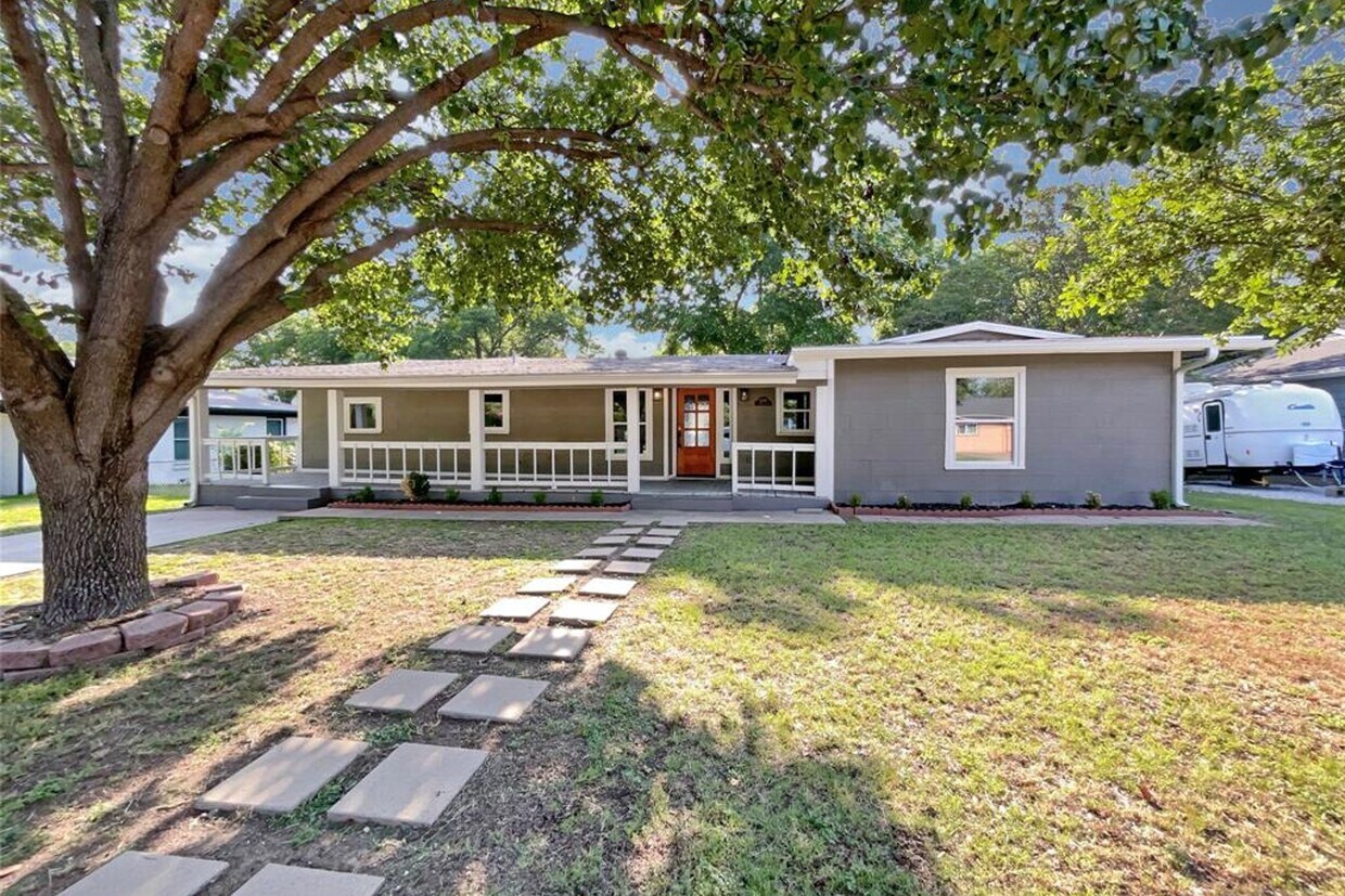 1209 S Pine St, Grapevine, TX 76051 House for Rent in Grapevine, TX