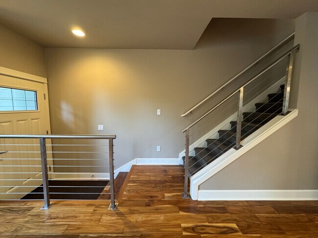 Building Photo - Amazing 2 Bed + Den, 2.5 Bath Townhome with A/C & 2-Car Garage in West Seattle!