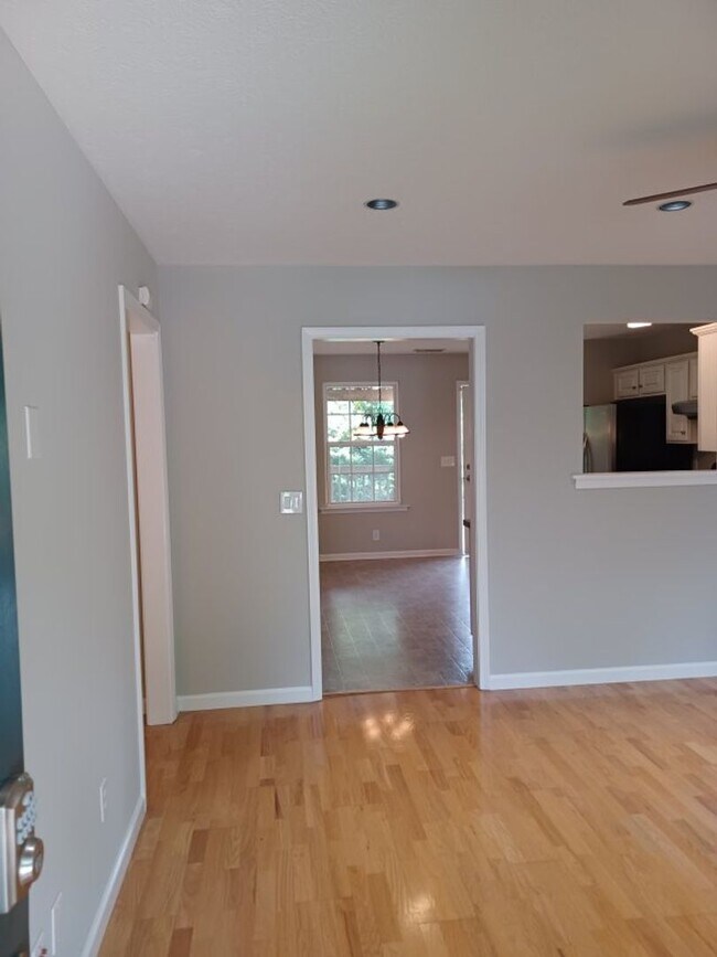 Building Photo - Cute East Nashville House!  Fenced Back Ya...