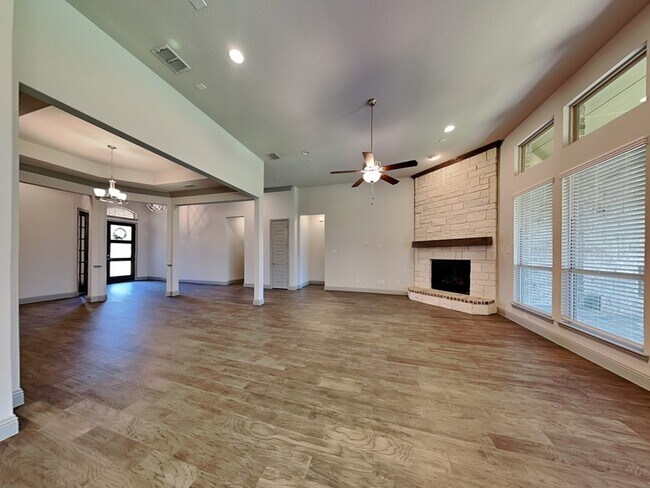 Foto del edificio - 614 Summer Oaks Dr