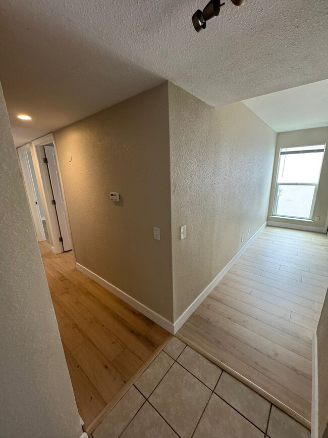 Front hallway - 9867 E Peakview Ave