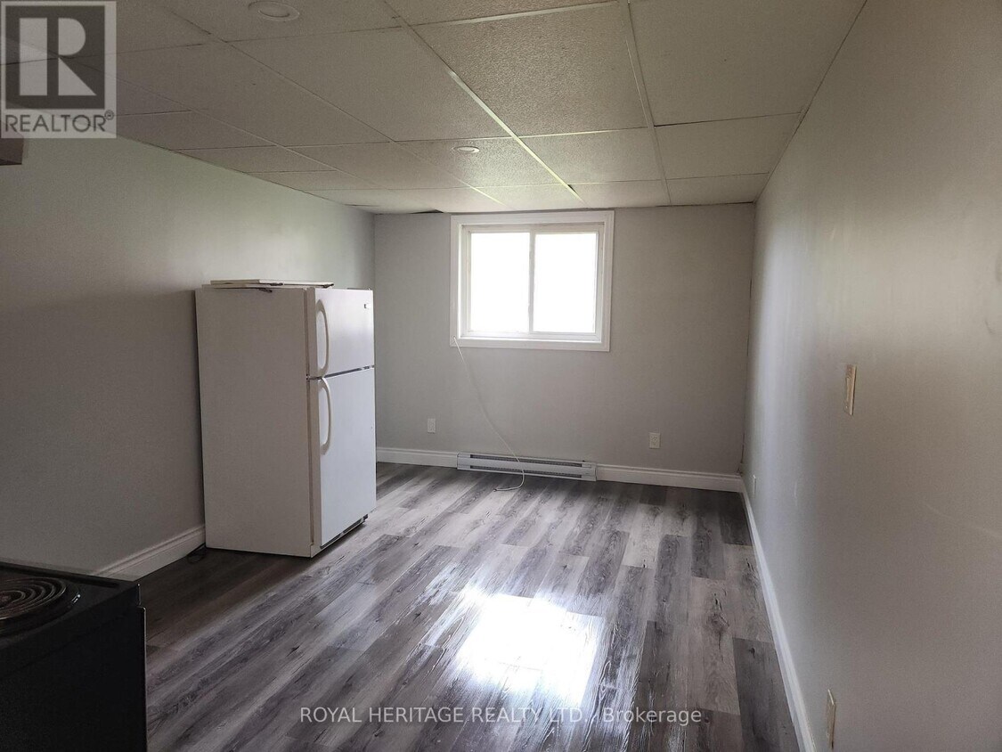 Building Photo - 8800-8800 Willoughby Dr
