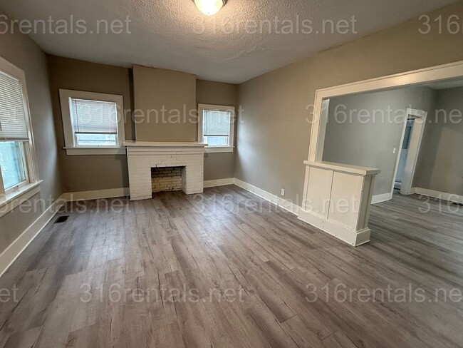 Building Photo - $875 - 2 bedroom / 1 bathroom - Single Fam...