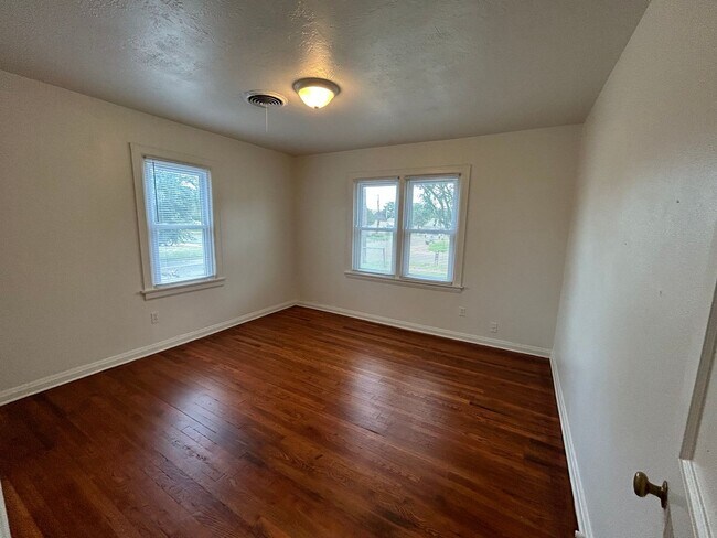 Foto del edificio - Spacious 2 bedroom with a garage and big b...