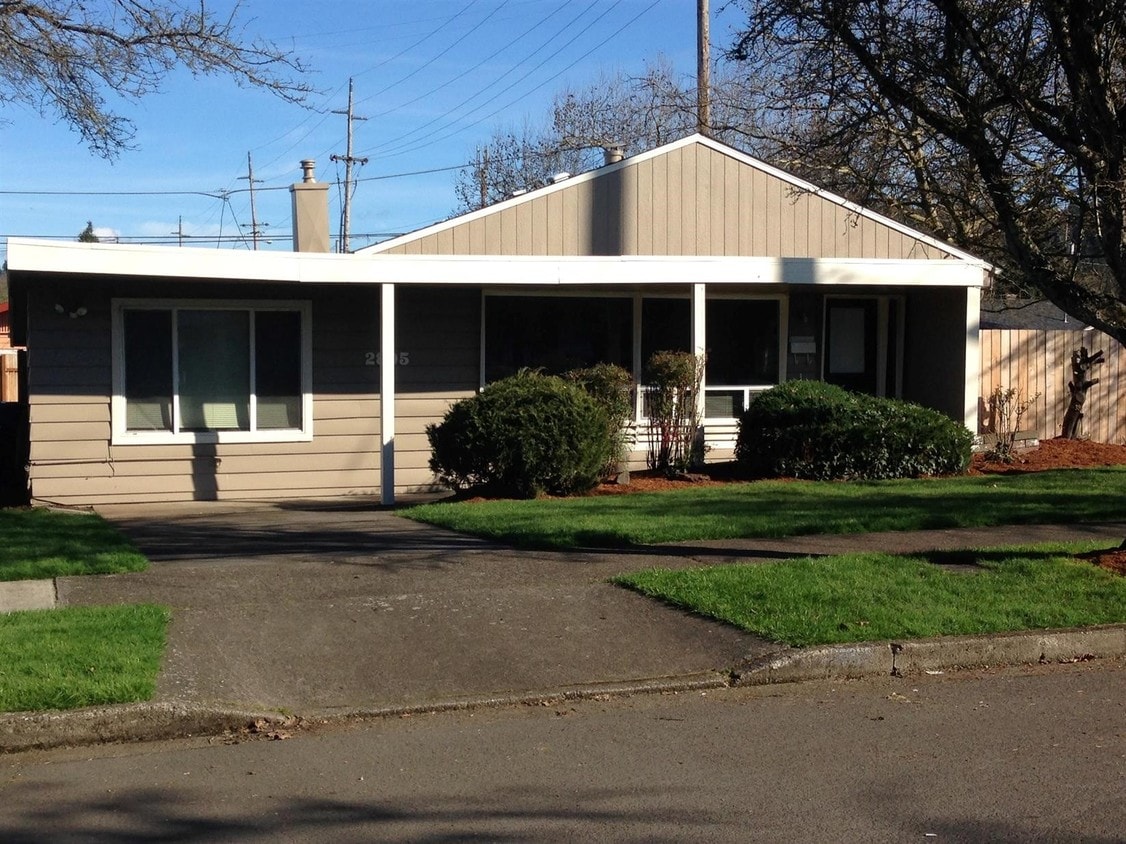 Primary Photo - 5 Bd/2 Bth - Large fenced backyard!