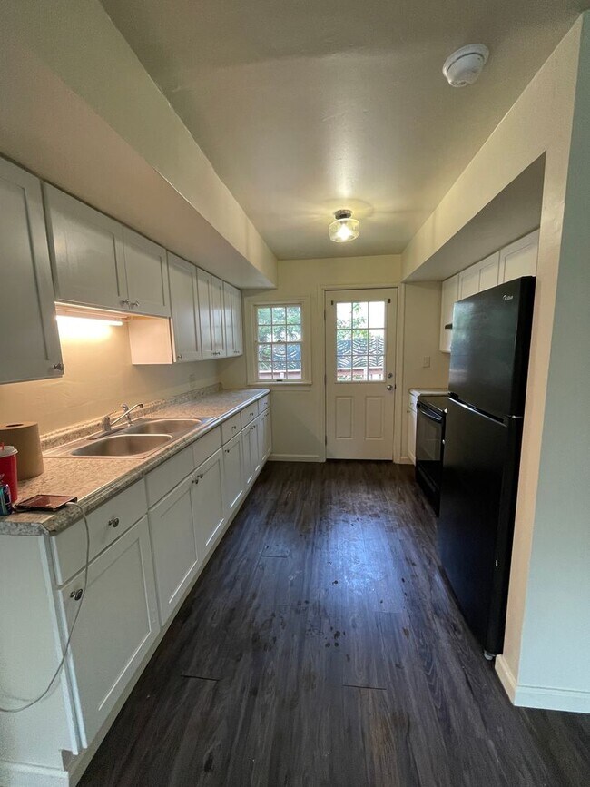 Building Photo - Gorgeous Remodeled 3 bedroom home in PCP w...