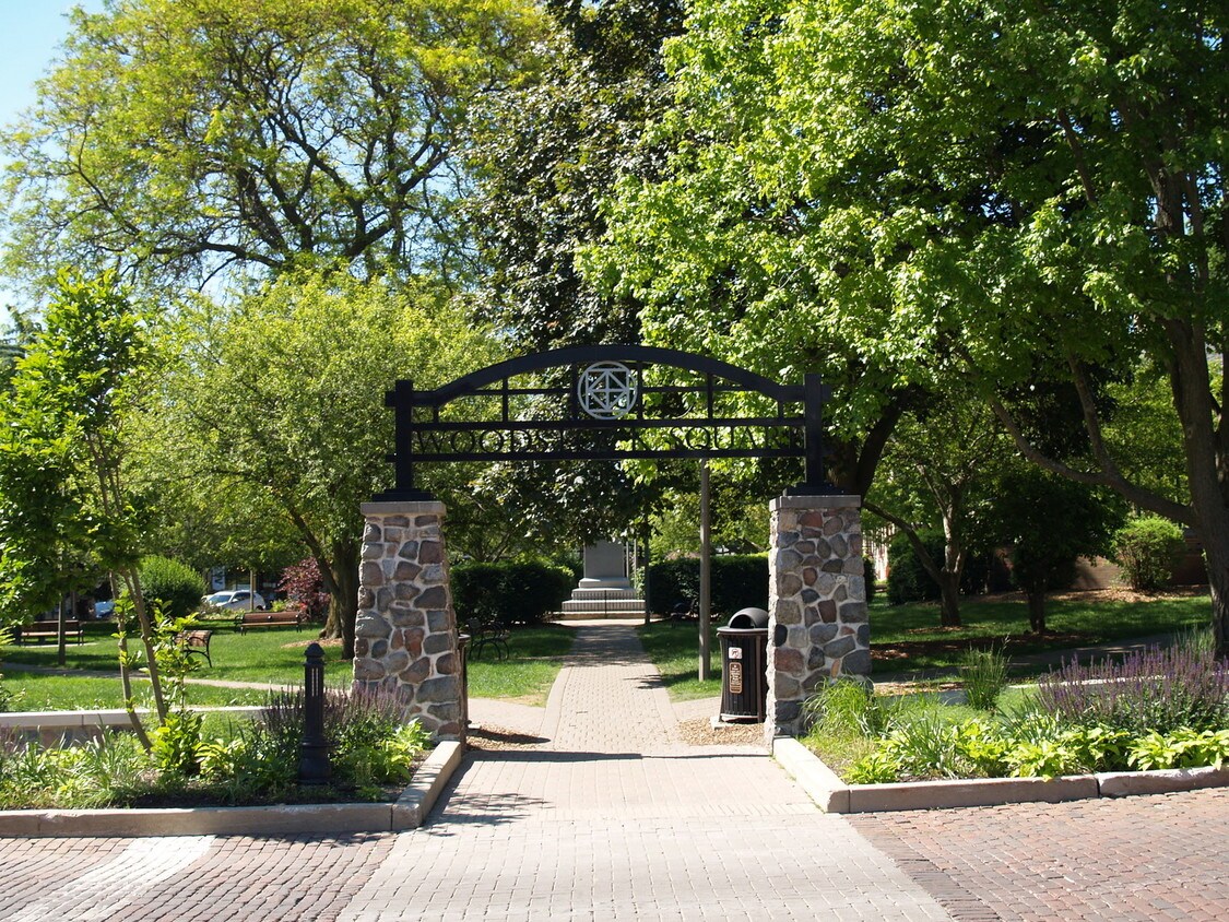 107 E Van Buren St, Woodstock, IL 60098 Apartment for Rent in