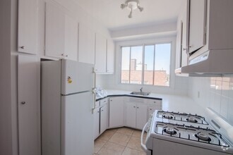Building Photo - 4515 Av. Dupuis