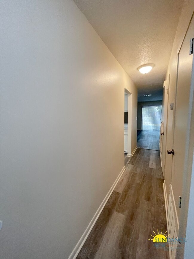 Building Photo - Great Centrally Located 2 Bedroom Townhous...