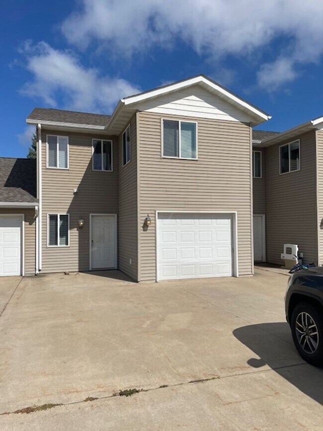 Building Photo - 2418-2418 Hillcrest Dr