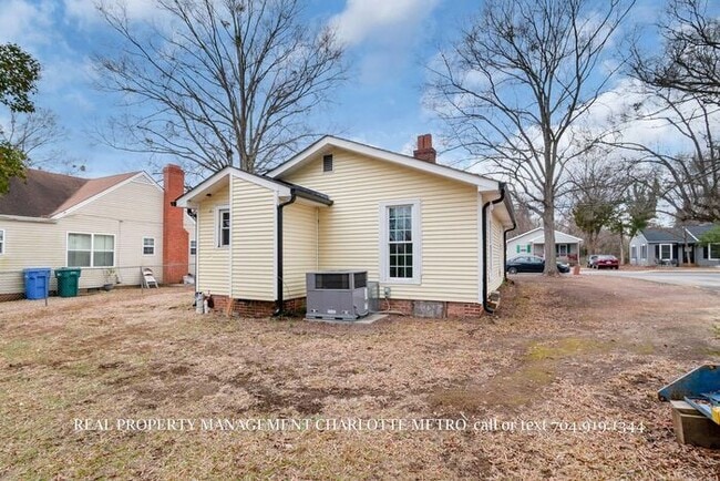 Foto del edificio - Charming Downtown Albemarle Cottage with Timeless Appeal