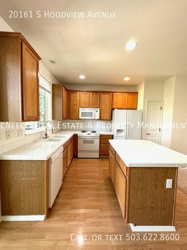Building Photo - CLEAN WEST LINN 3BR TOWNHOME!