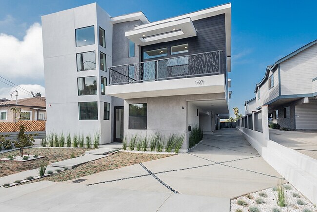 Newer Build Townhome - 1807 Vanderbilt Ln