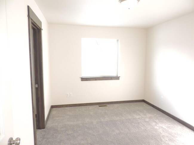 Building Photo - 305 Rugged Crk Ave
