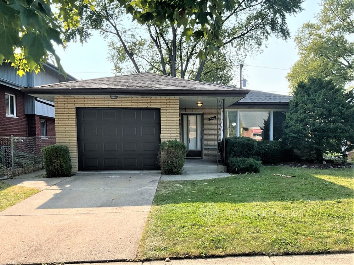 Primary Photo - 9914 S Turner Ave