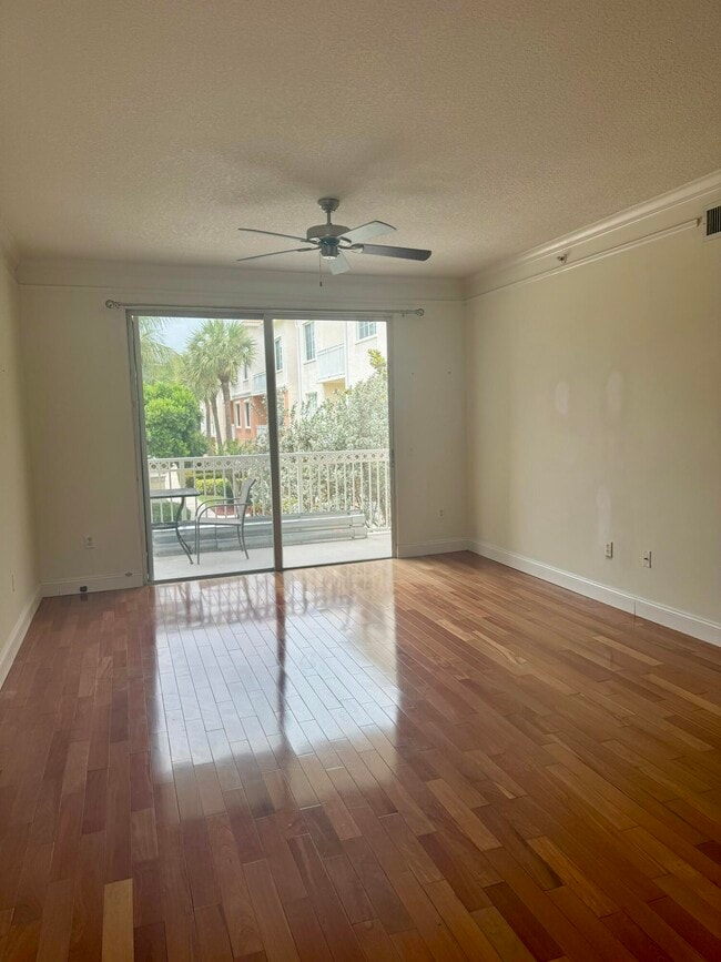Building Photo - 3210 Myrtlewood Cir E